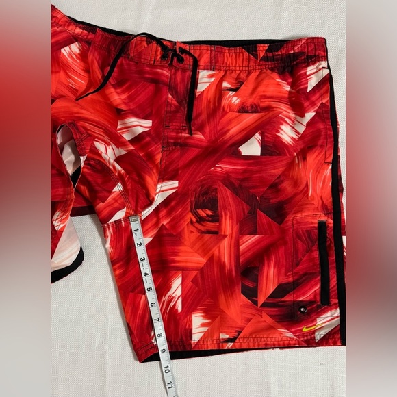 Nike Men’s Swim Trunks Board Shorts Red Black Abstract Size XL - Picture 11 of 13